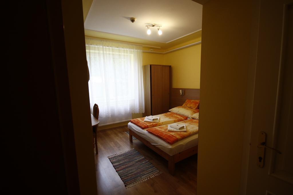 Parti Panzio Hotel Tata Eksteriør billede