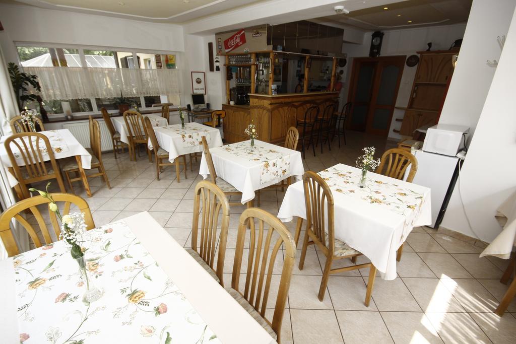 Parti Panzio Hotel Tata Eksteriør billede