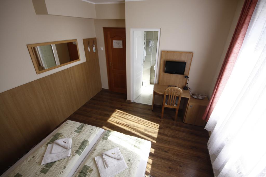 Parti Panzio Hotel Tata Eksteriør billede
