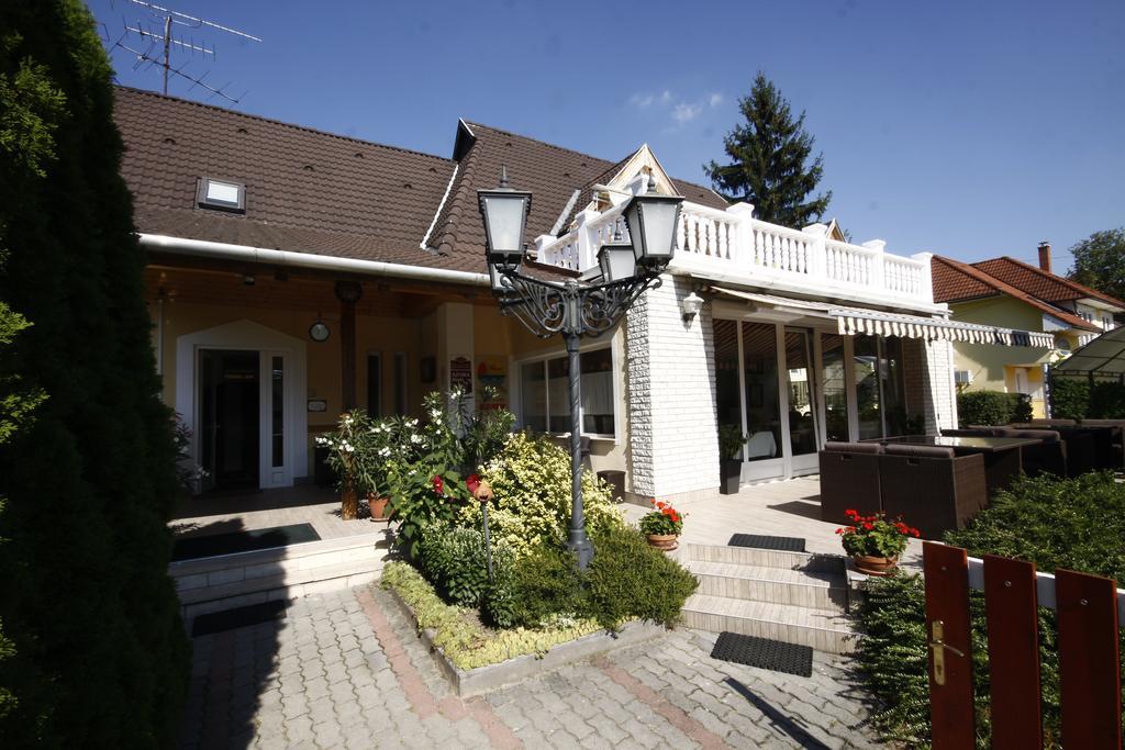 Parti Panzio Hotel Tata Eksteriør billede