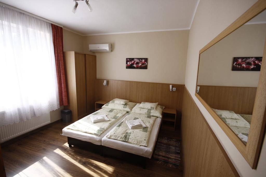 Parti Panzio Hotel Tata Eksteriør billede