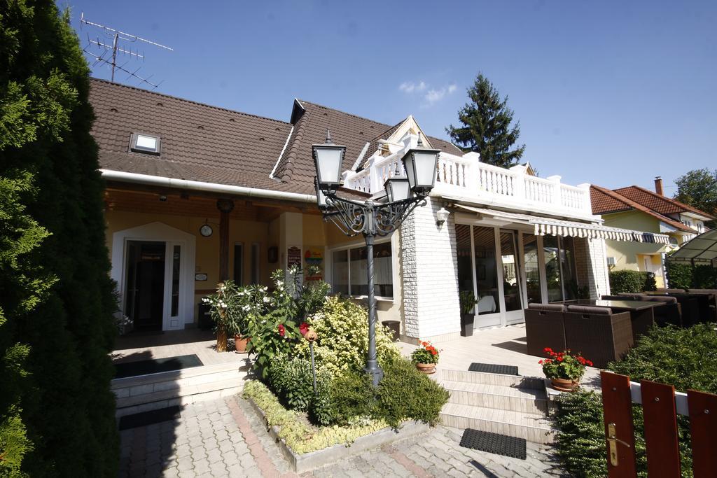 Parti Panzio Hotel Tata Eksteriør billede