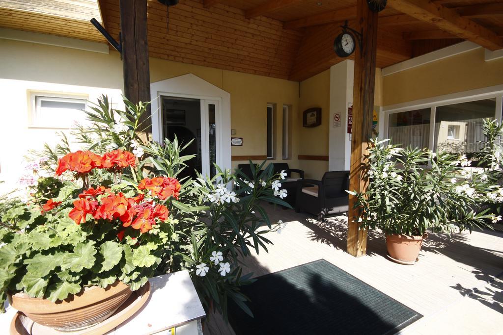 Parti Panzio Hotel Tata Eksteriør billede