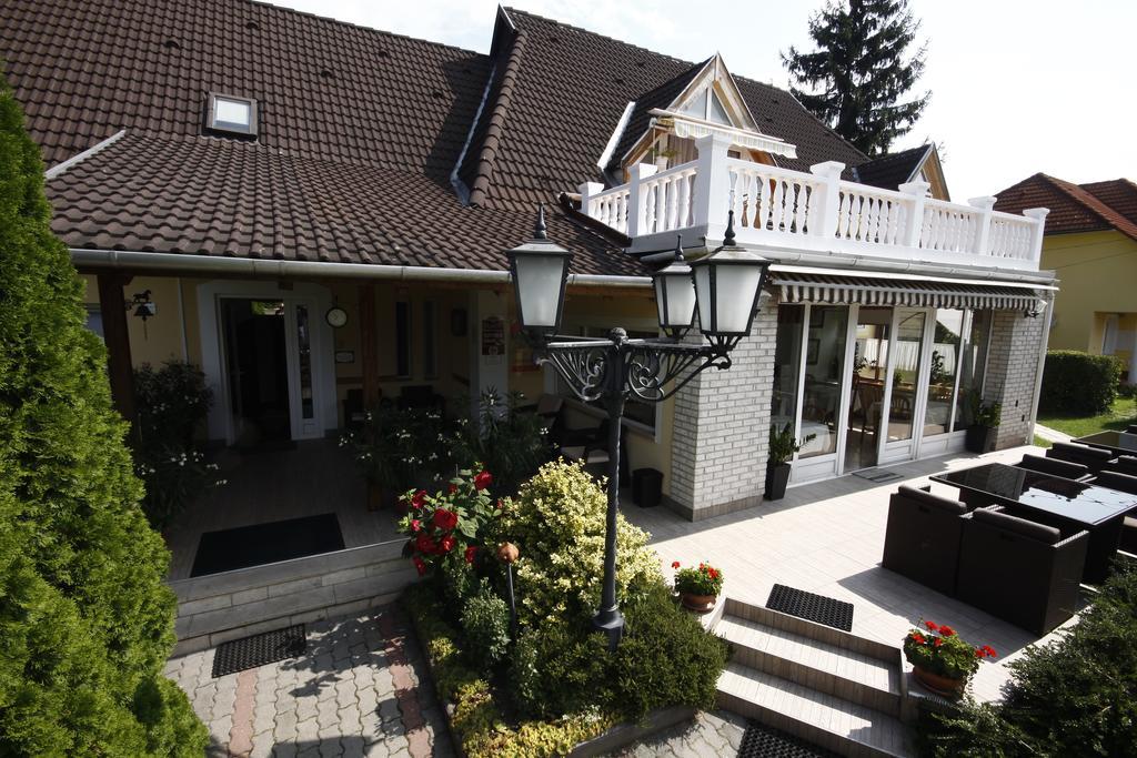 Parti Panzio Hotel Tata Eksteriør billede