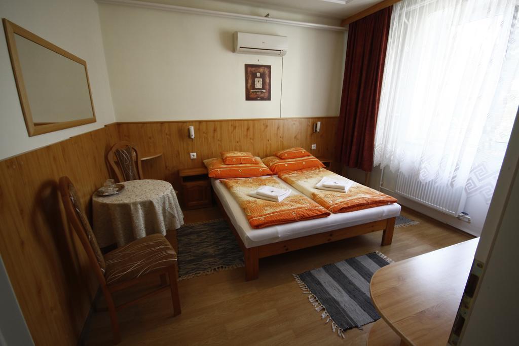 Parti Panzio Hotel Tata Værelse billede