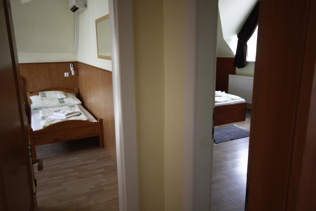 Parti Panzio Hotel Tata Værelse billede